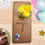 Cartão com flor e frase “Feliz Aniversário” – presente delicado para entrega em datas especiais. Entregamos em São Bernardo do Campo, Santo André e São Caetano do Sul.