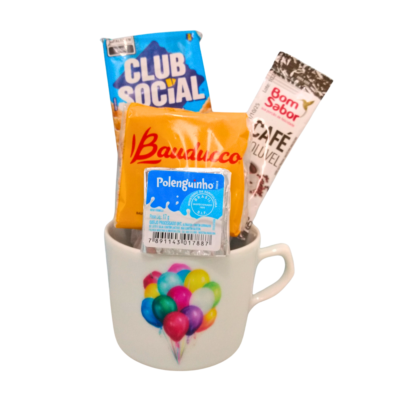 café da manhã na caneca decorada com estampa balões, Contém queijo Polenguinho, torrada toast Bauducco, biscoito Club Social e café solúvel